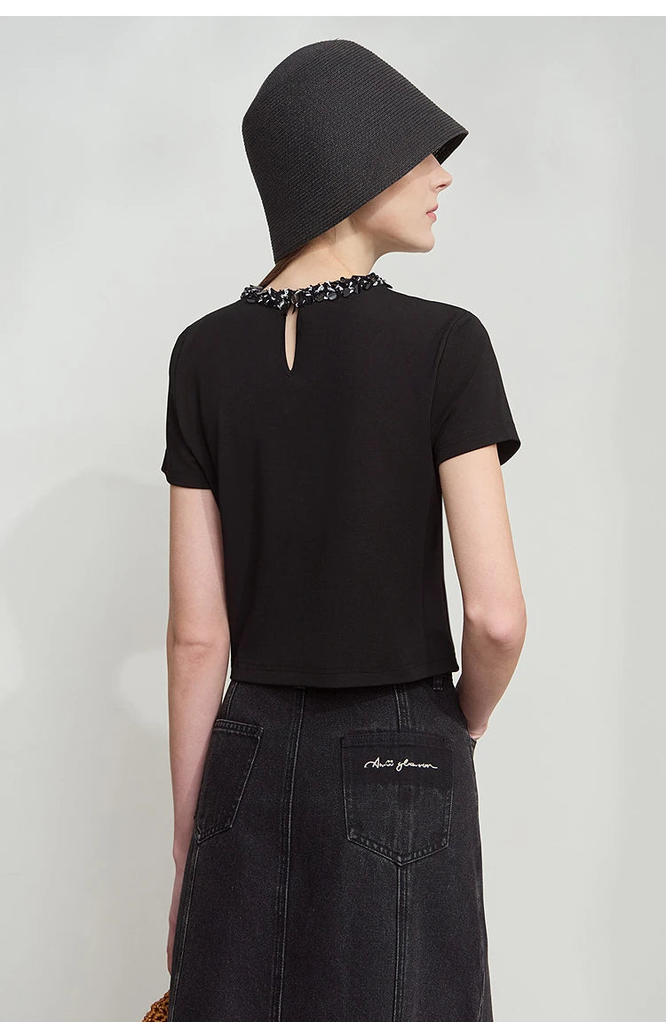 Damen Kurz-T-Shirt im minimalistischen Stil mit elastischen Perlen und Pailletten-Dekoration