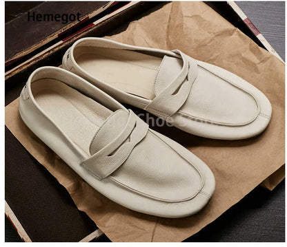 Weiße Herren-Slipper aus Leder mit Schlupfriemen und weicher, flacher Sohle