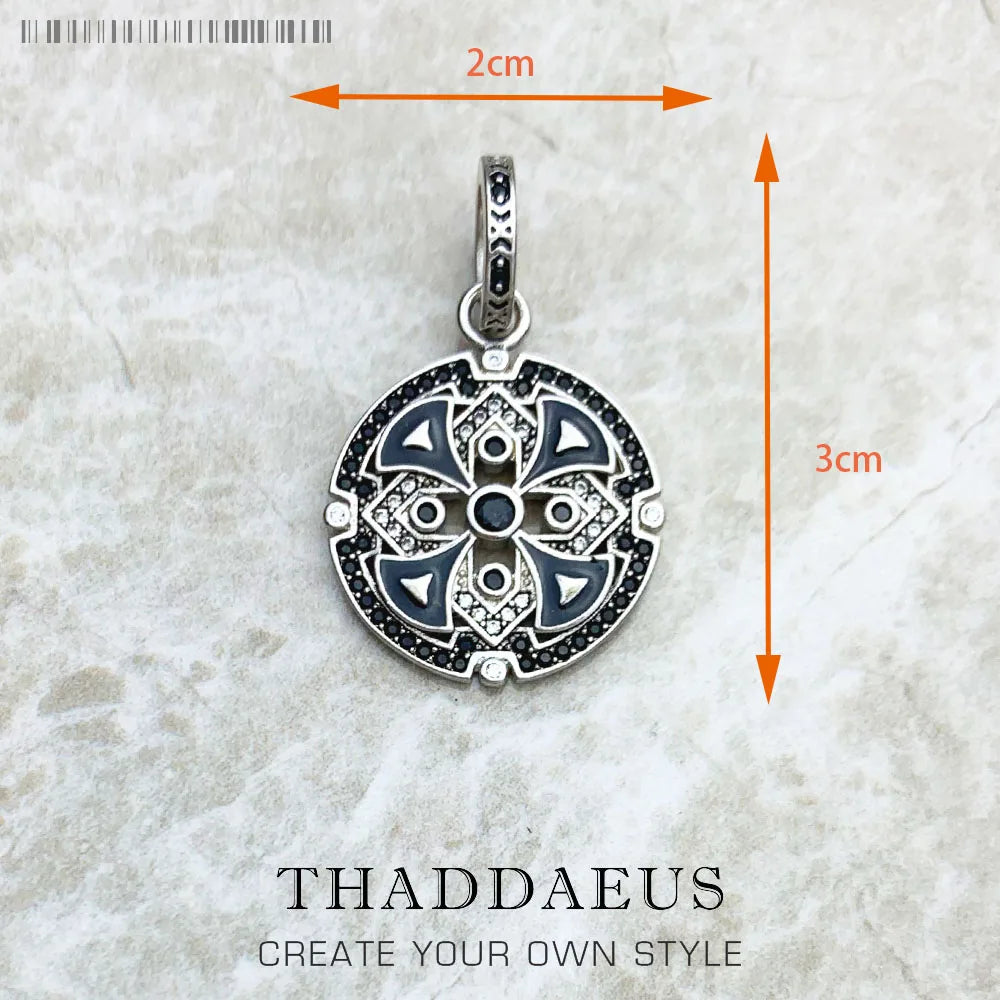 Rundes schwarzes Amulett-Anhänger mit filigranen Ornamenten, blauen Steinen und Prägungen