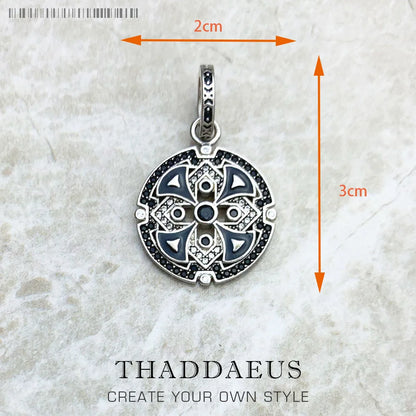 Rundes schwarzes Amulett-Anhänger mit filigranen Ornamenten, blauen Steinen und Prägungen