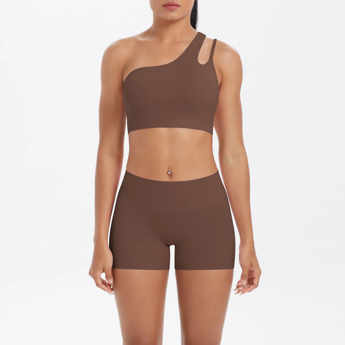 Frauen-Yoga-Set: braunes One-Shoulder-Top mit hoher Taille und passenden Shorts