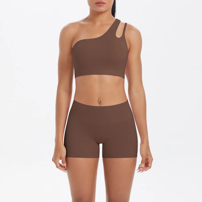 Frauen-Yoga-Set: braunes One-Shoulder-Top mit hoher Taille und passenden Shorts