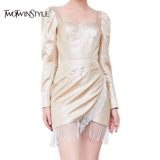 Elegantes Damenkleid mit hohlem Design, Perlenverzierung und hohem Kragen – Langarm-Patchwork mit Schlitz.