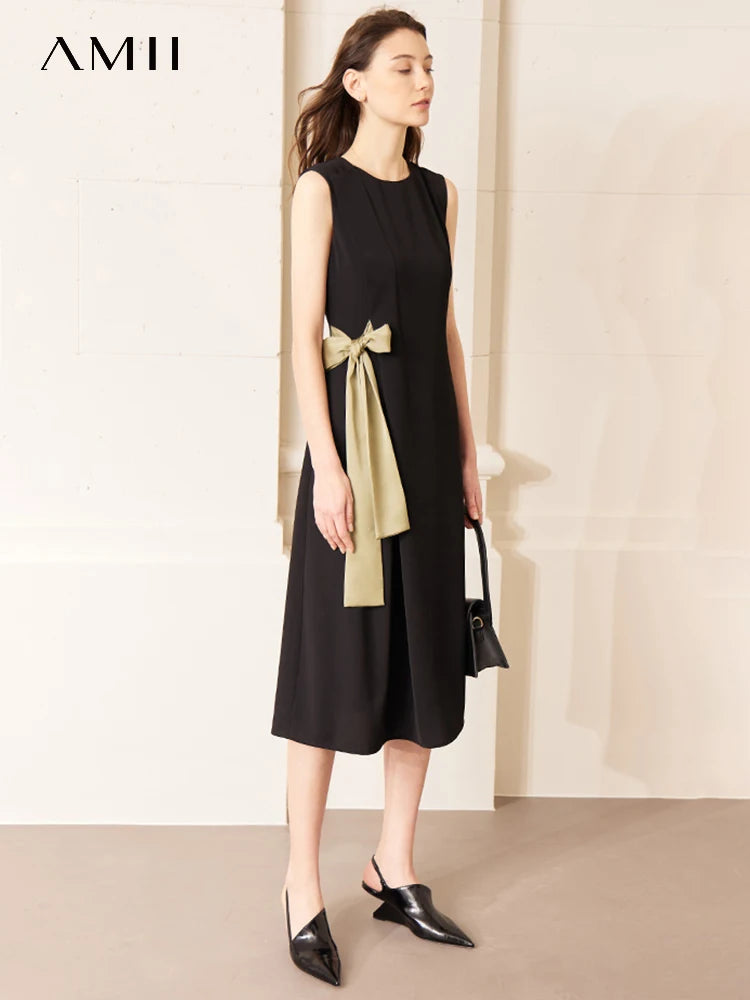 Elegantes Ärmelloses Damenkleid Mit Taillenschnürung Und Kontrastdetail Für Büro