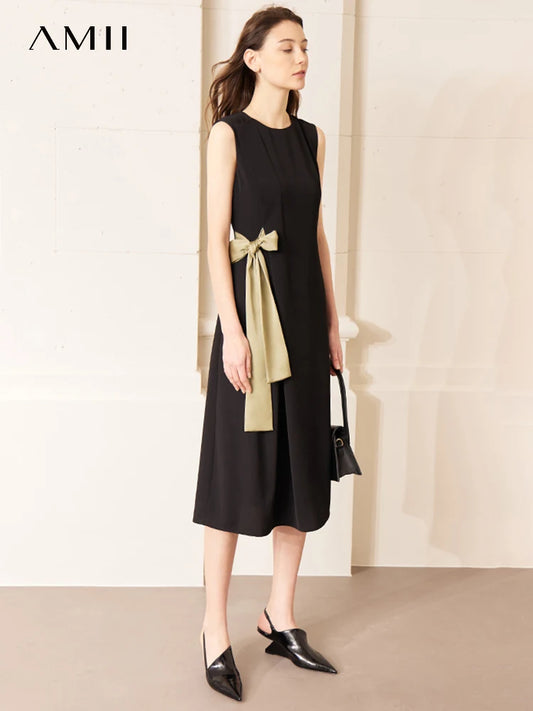 Ärmelloses schwarzes Kleid mit Taillenschnürung und Schleife in Creme, Midi-Länge