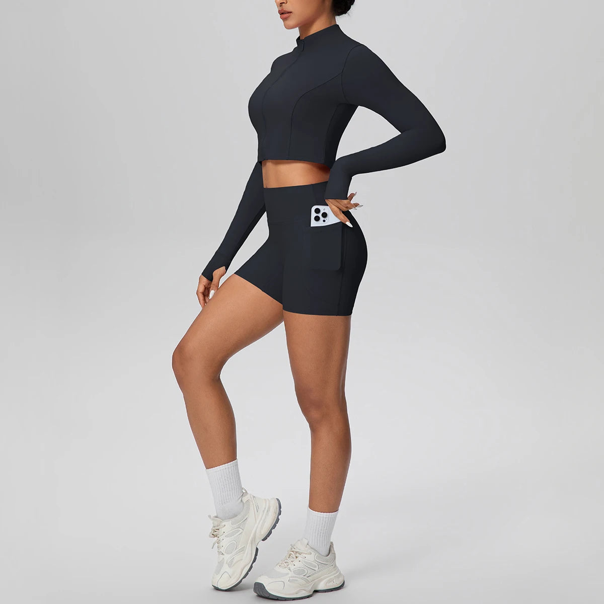 Dunkelgraues Yoga-Set mit Reißverschluss, seitliche Ansicht von Crop-Top und Shorts
