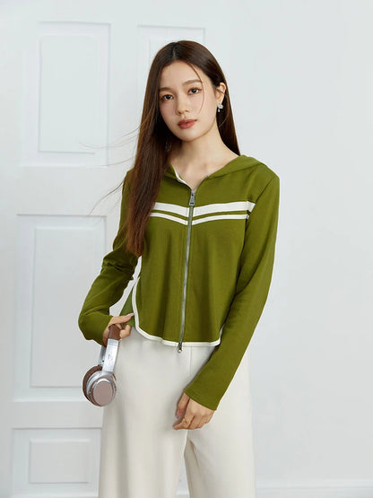 Kurzes Damen-Strickshirt mit kurzen Ärmeln – hautfreundlich, bequem und vielseitig für den Sommer
