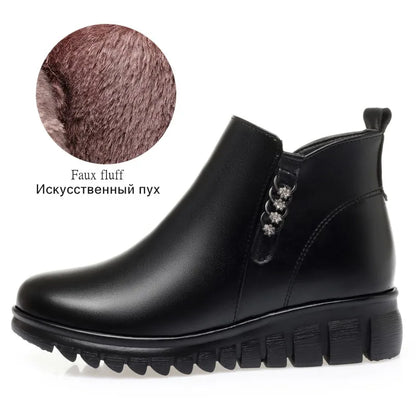 Schwarzer Kurzstiefel mit Fellbesatz und seitlichem Reißverschluss, robuste Profilsohle