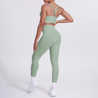 Damen-Yoga-Set in hellgrün: Sporttop mit X-Riemen und 3/4 Leggings