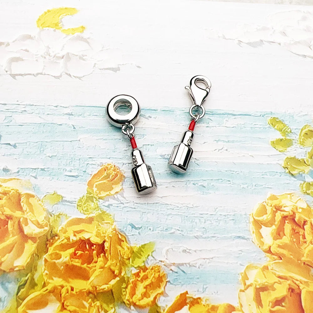 Zwei silberne Charm-Anhänger mit rotem Lippenstift-Detail, Ösen