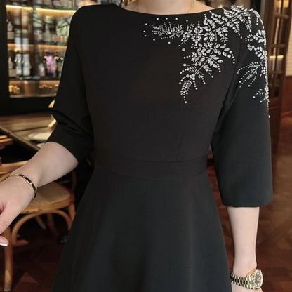 Elegantes Damenkleid mit quadratischem Ausschnitt, halblangen Ärmeln und Pailletten-Patchwork-Design – ideal für besondere Anlässe.