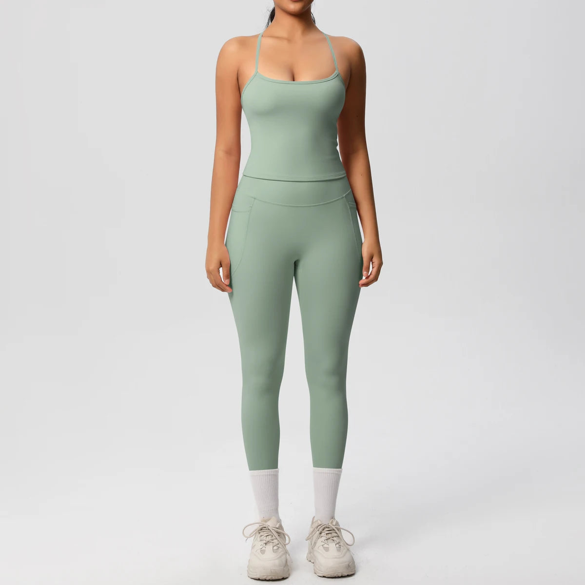 Zweiteiliges Sport-Set: enges Tank-Top und Leggings in Salbeigrün mit Knöchelabschluss