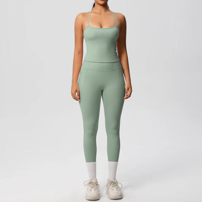 Zweiteiliges Sport-Set: enges Tank-Top und Leggings in Salbeigrün mit Knöchelabschluss
