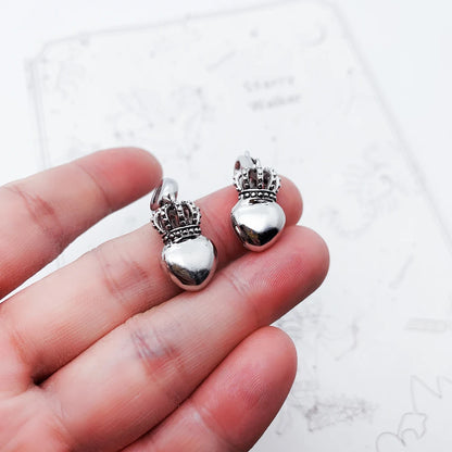 Kronen-Herz-Charm-Anhänger aus 925er Sterlingsilber, in Hand gehalten