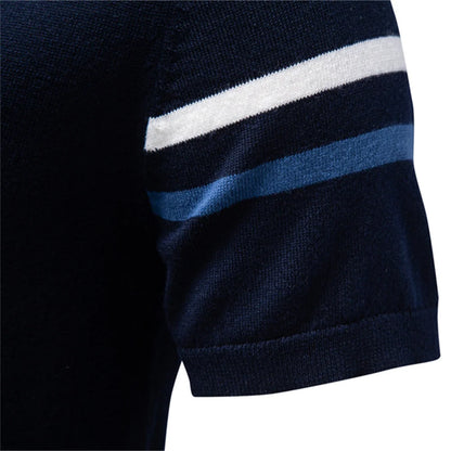 Nahaufnahme: Ärmelbündchen eines Herren T-Shirts mit weiß-blauen Streifen