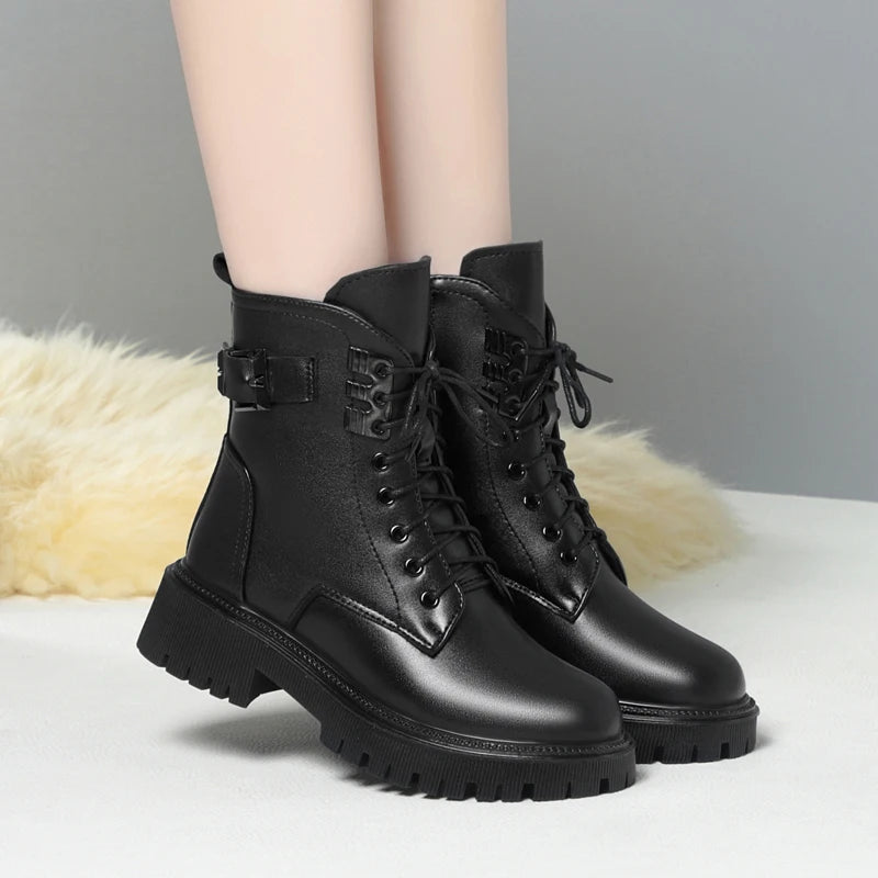 Schwarze Winter-Motorradstiefel im Detail: Schnürung, Fellfutter und gerippte Profilsohle