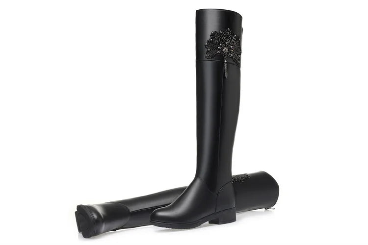 Overknee-Stiefel aus schwarzem Leder mit Strassapplikation am Schaft, Vorderansicht