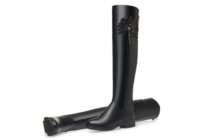 Overknee-Stiefel aus schwarzem Leder mit Strassapplikation am Schaft, Vorderansicht