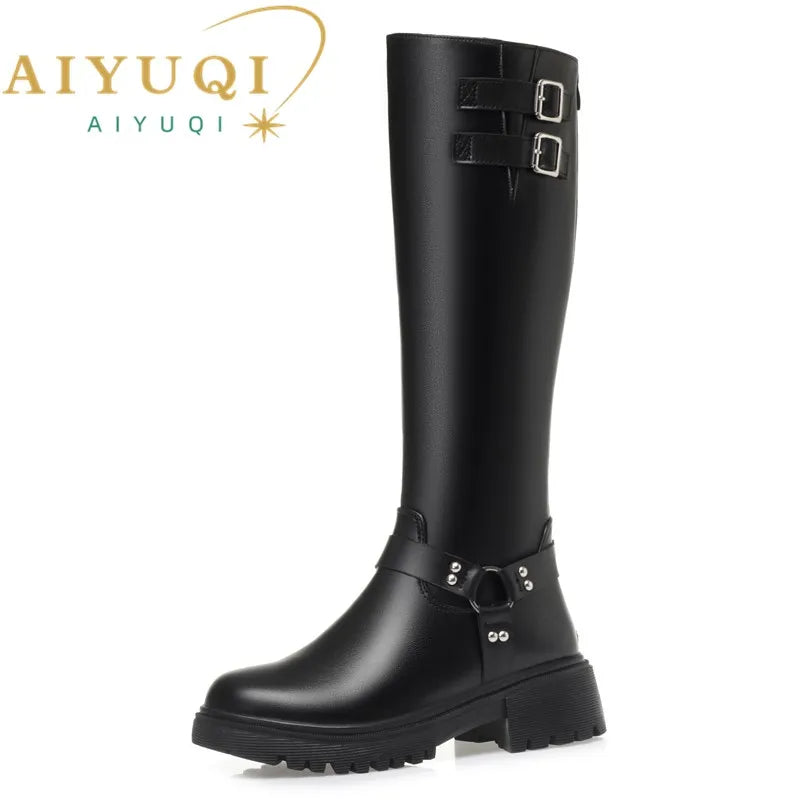 Schwarze Winterstiefel mit doppelten Schnallen am Schaft und robustem Profilabsatz