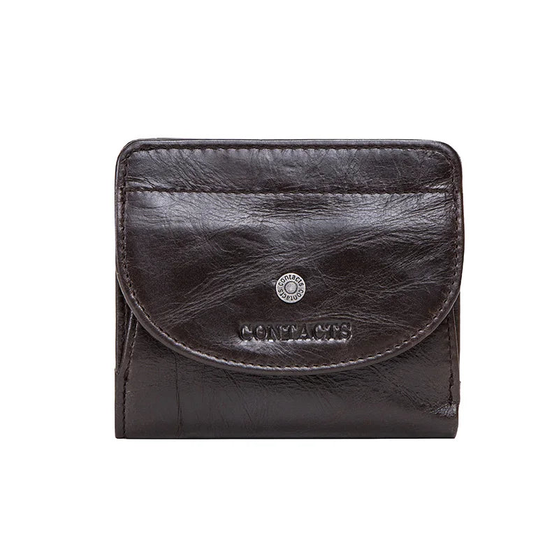 Kleine Damen-Geldbörse aus Leder, dunkelbraun mit Münzfach-Klappe und Logoprägung.