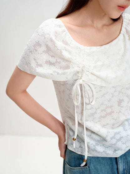 Einfaches Damen-T-Shirt mit Rundhalsausschnitt und klassischer Farbkombination – ideal für den Frühling
