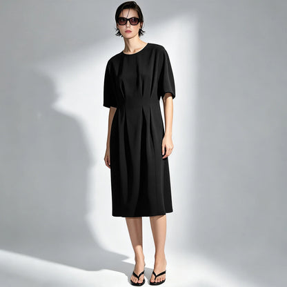 Tailliertes Midi-Kleid in Schwarz mit Rundhalsausschnitt und kurzem Ärmel