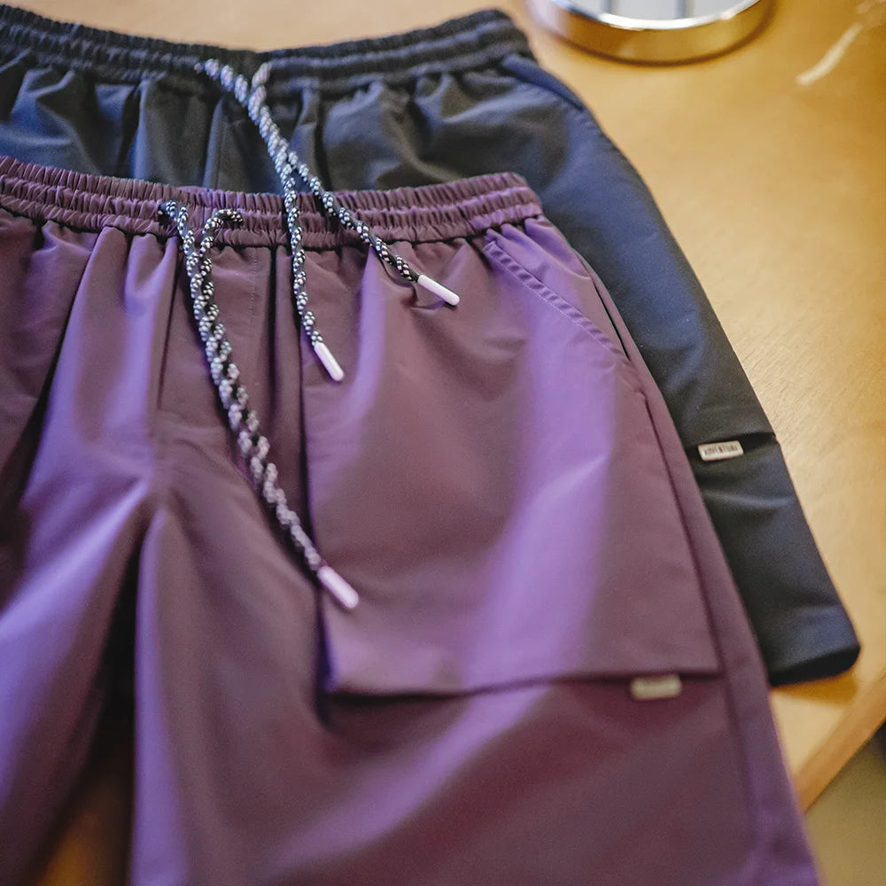 Herren Shorts aus leichtem Material mit großen Taschen in Schwarz