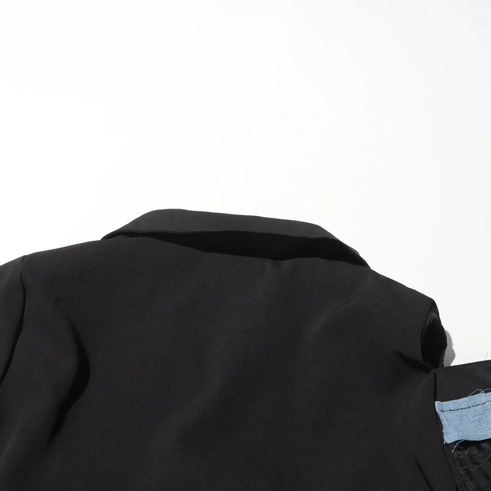 Ärmelloses Damen-Kleid mit Karree-Ausschnitt und Patchwork-Rüschen im minimalistischen Design – stilvoll und elegant.