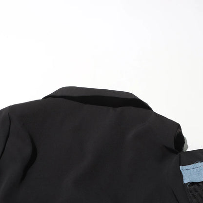 Ärmelloses Damen-Kleid mit Karree-Ausschnitt und Patchwork-Rüschen im minimalistischen Design – stilvoll und elegant.