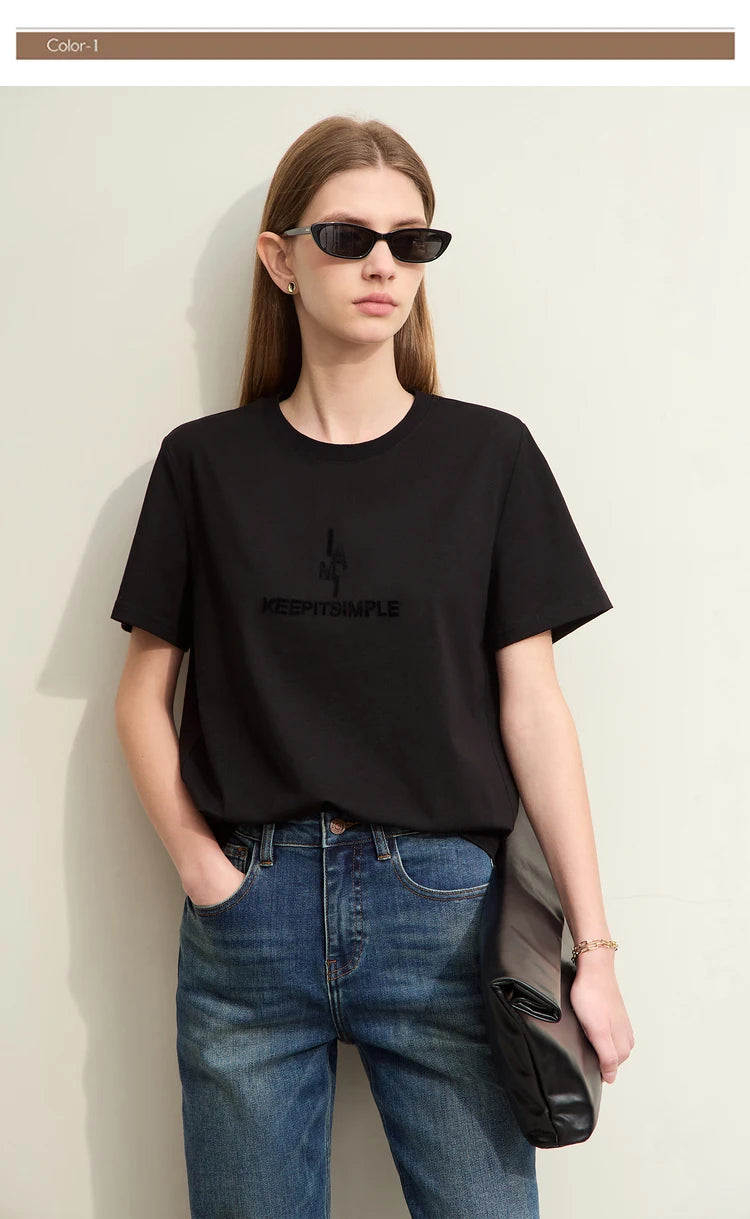 Damen T-Shirt im minimalistischen Stil mit modischer Stickerei und O-Ausschnitt