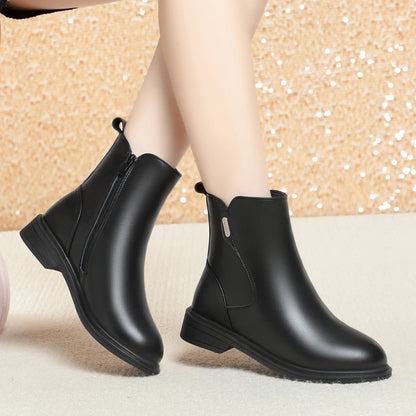 Schwarze Damenstiefelette mit seitlichem Gummieinsatz und niedrigem Blockabsatz