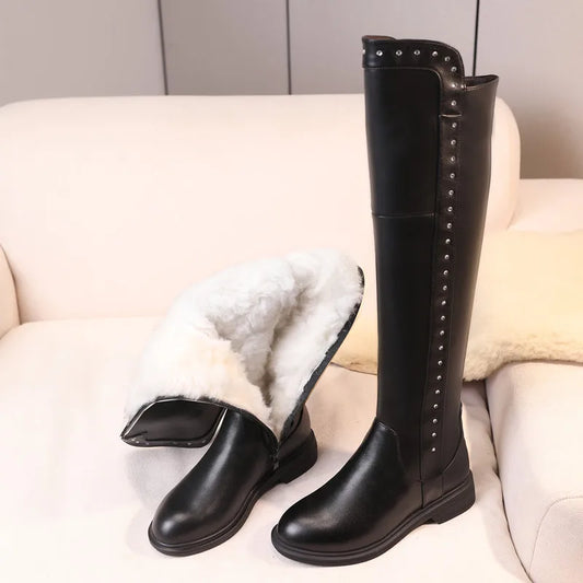 Schwarze kniehohe Stiefel aus Leder mit Nietenreihe und weißem warmem Fellfutter