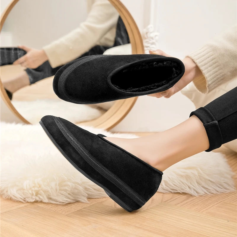 Flache Schneestiefel in Schwarz mit warmem Futter, seitliche Ansicht