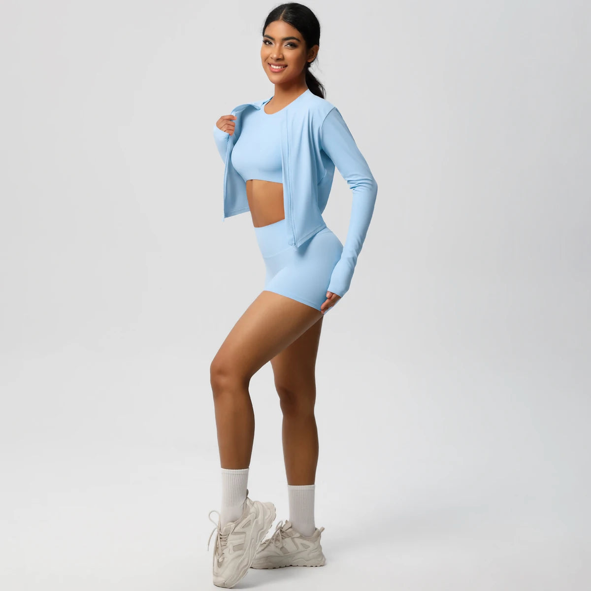 Damen-Yoga-Set in Hellblau: Crop-Top, Shorts und offener Langarm-Cardigan
