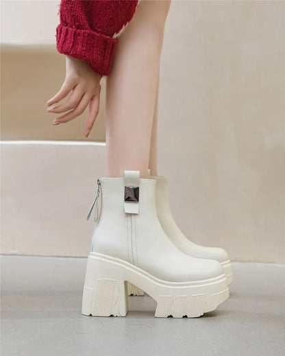 Weiße Stiefeletten im Detail: hoher Blockabsatz und dicke Laufsohle, Knöchelriemen