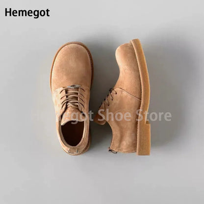 Beige Wildleder-Derby-Schuhe mit Schnürung, runder Kappe und gepolstertem Schaft.