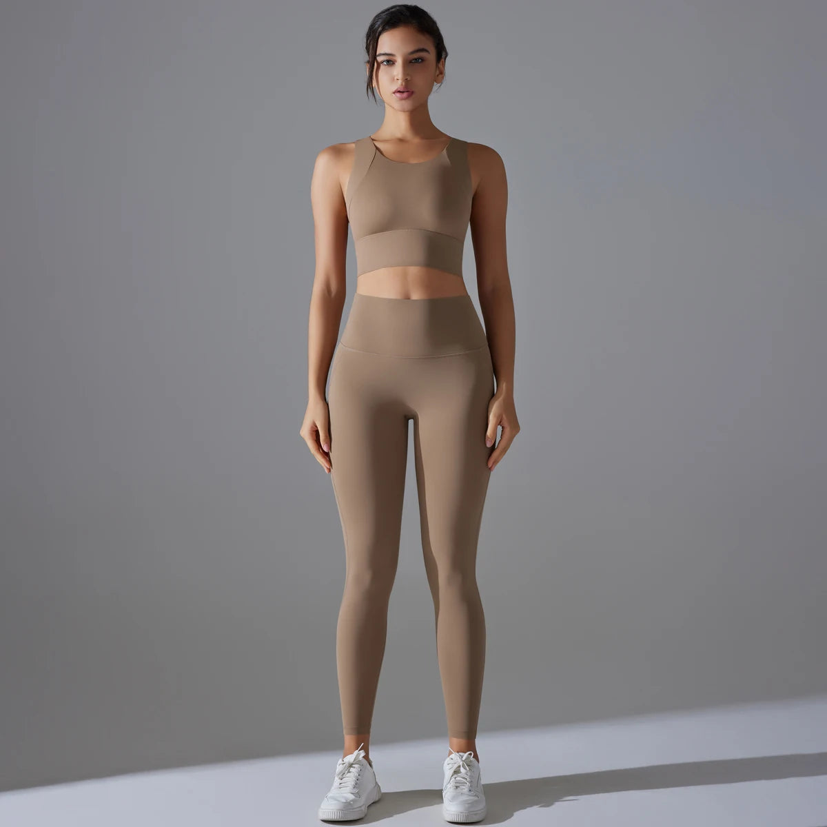 Damen-Yoga-Set in Hellbeige: ärmelloses Crop-Top und lange Laufhose, eng anliegend