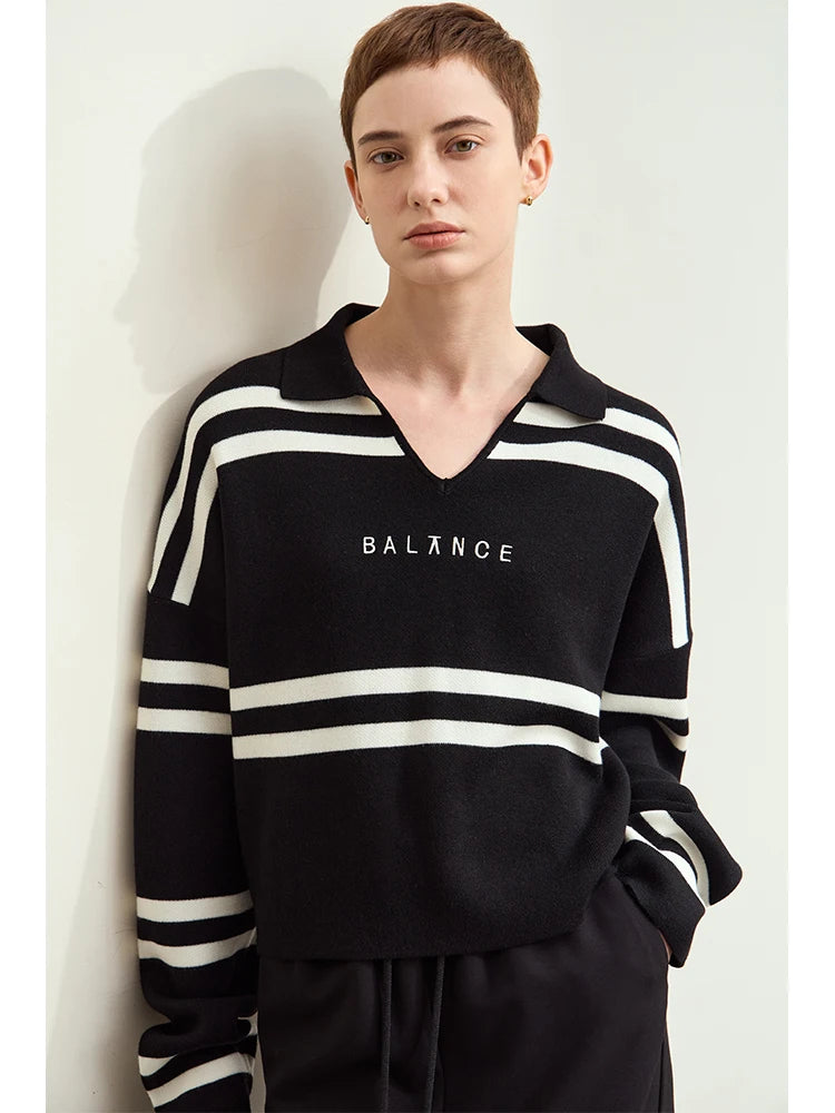 Gestreifter Damenpullover mit V-Ausschnitt, schwarz/weiß und Logo-Stickerei „BALNCE“.