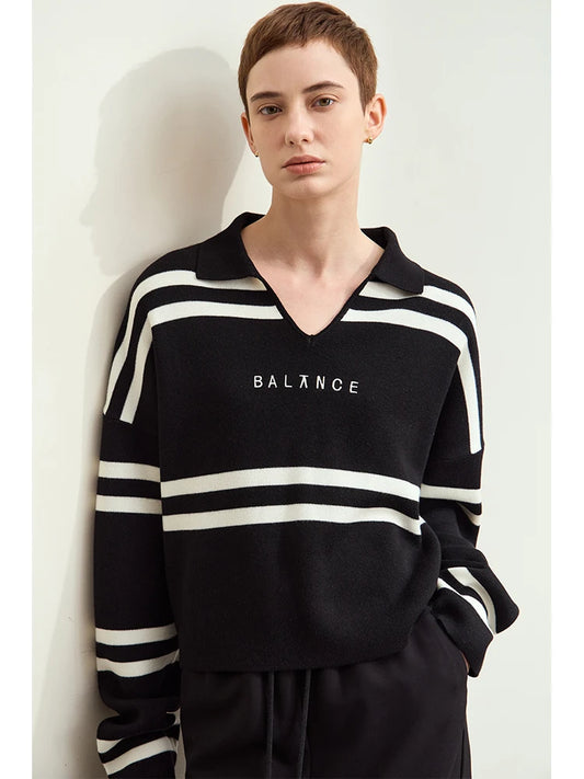 Gestreifter Damenpullover mit V-Ausschnitt, schwarz/weiß und Logo-Stickerei „BALNCE“.