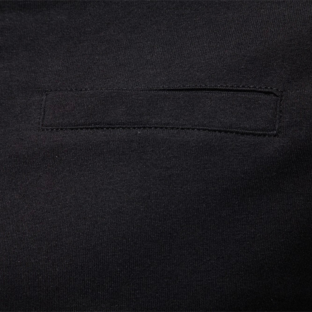 Detail vom Herren-Langarmshirt: Brusttasche mit Naht