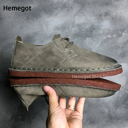 Herren-Lederschnürschuh in Oliv mit geflochtener Ziernaht und breiter brauner Zwischensohle