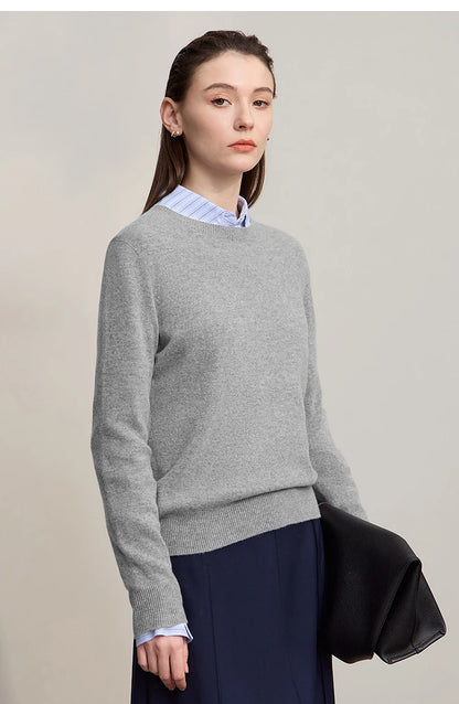 Grau melierter Pullover mit Rundhalsausschnitt, lange Ärmel; Bündchen mit hellblauer Kante