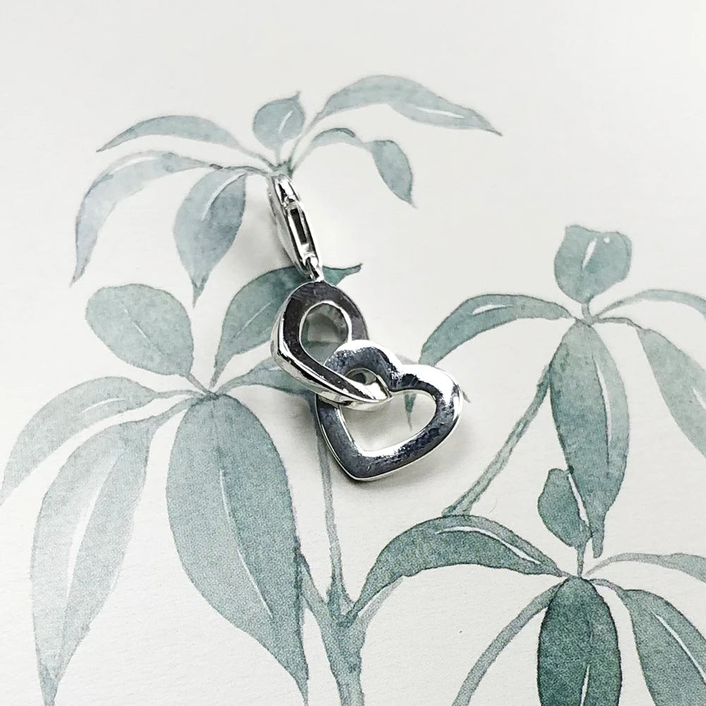 Detailansicht: silberner Herz-Charm aus 925 Sterlingsilber mit zwei ineinander verschlungenen Herzen