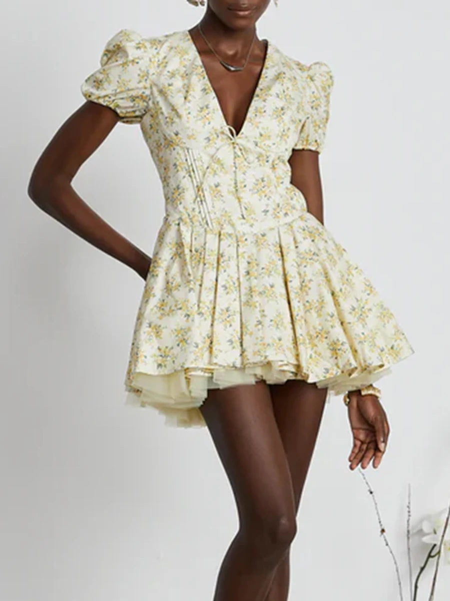 Langes Damen-Patchwork-Kleid mit Rüschen und Falten, Rundhalsausschnitt und langen Ärmeln – ideal für besondere Anlässe.