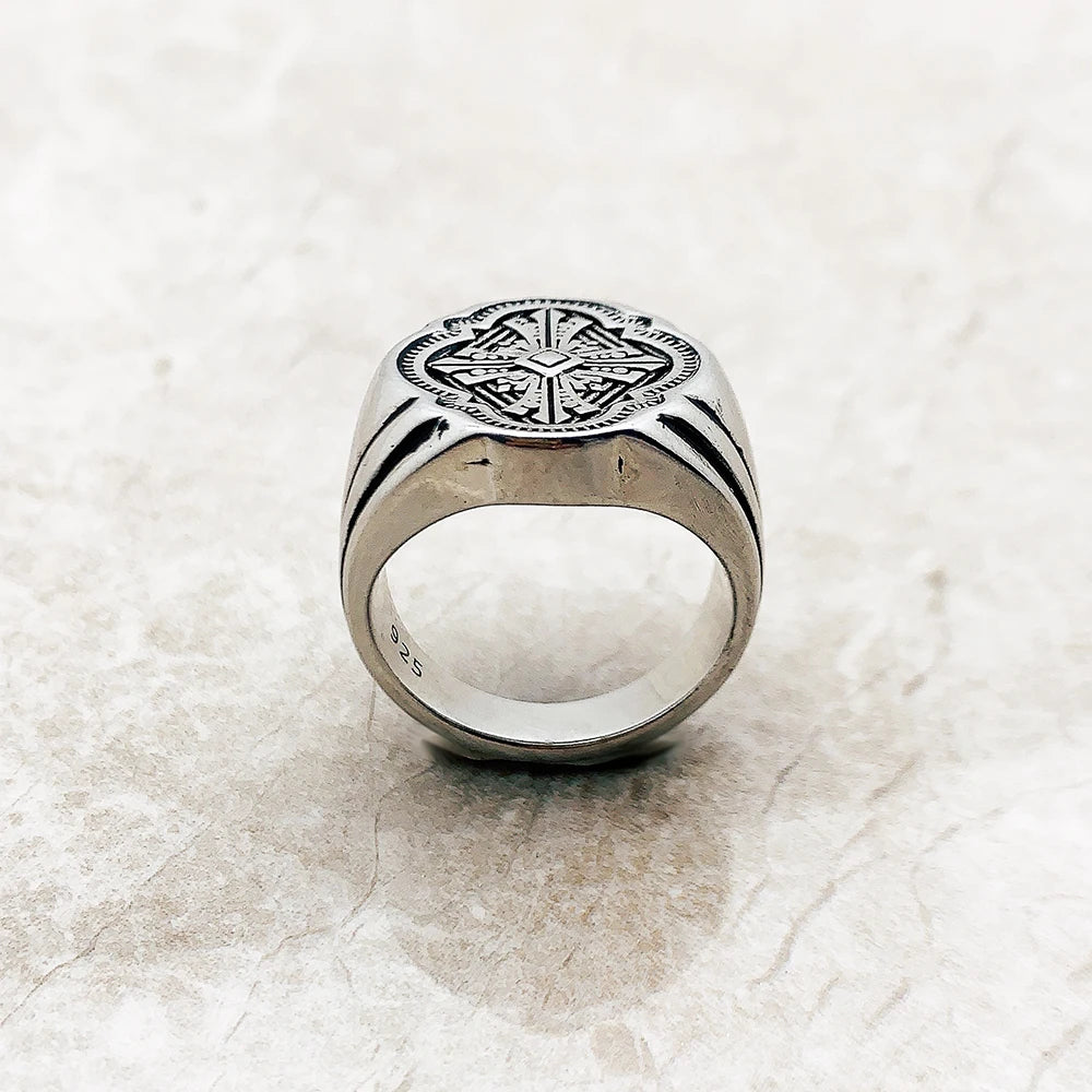 Klassischer Kreuzring aus 925er Sterlingsilber, silberner Bandring mit Gravur