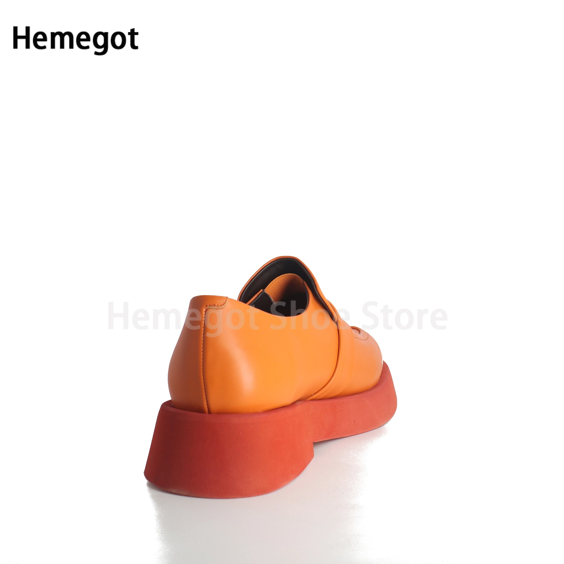 Herren-Lederloafer Rückansicht, orangefarbene Lederoberfläche mit roter Sohle
