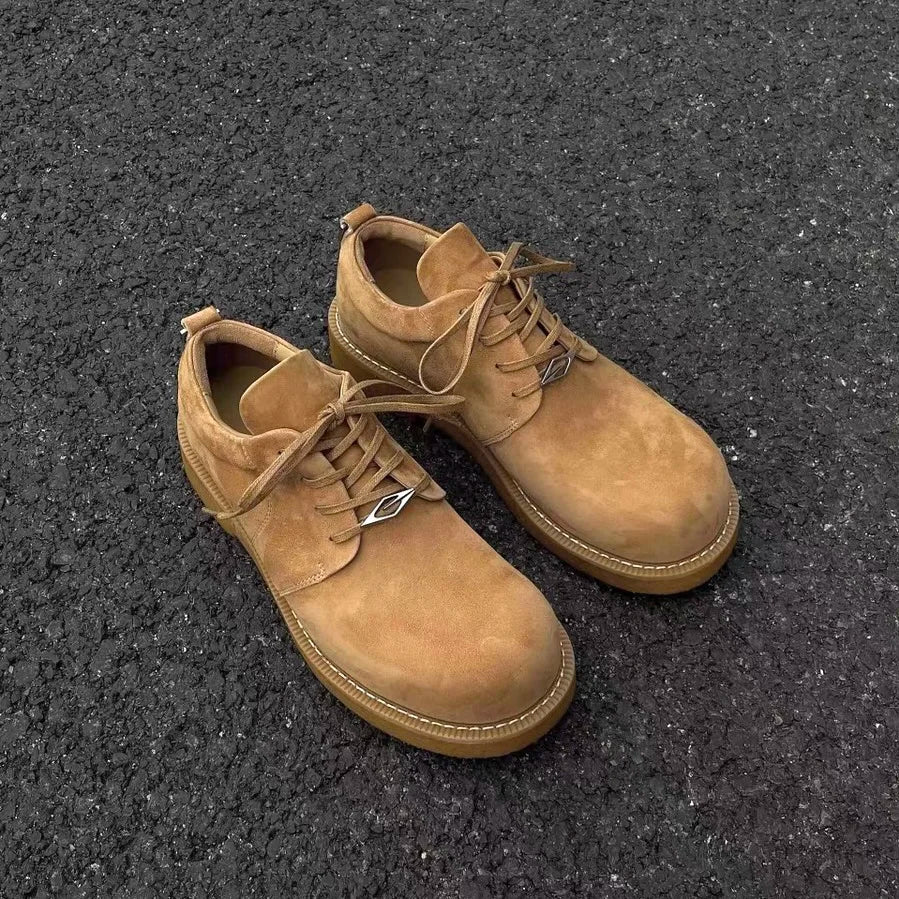Beige Wildleder-Derby-Schuhe mit Schnürung, runder Kappe und dicker Sohle.