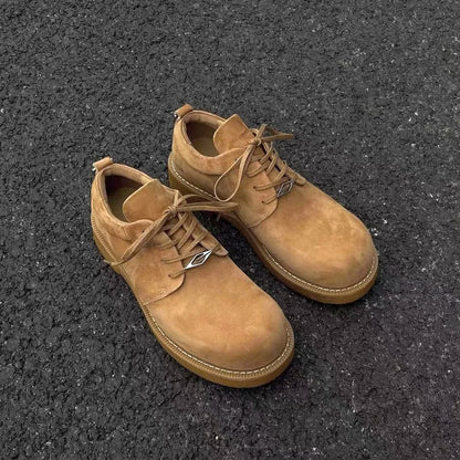 Beige Wildleder-Derby-Schuhe mit Schnürung, runder Kappe und dicker Sohle.