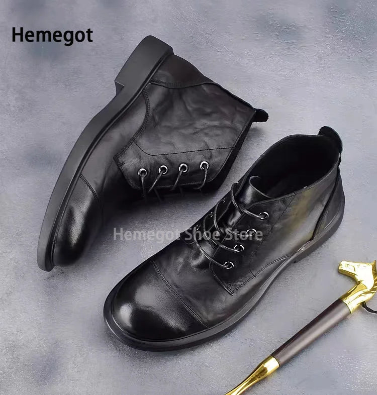 Hochschaftige Herrenboots aus schwarzem Leder, Detailblick auf Ösen und Schnürung