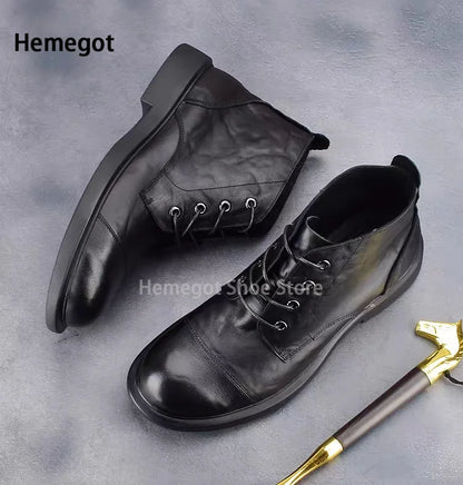 Hochschaftige Herrenboots aus schwarzem Leder, Detailblick auf Ösen und Schnürung